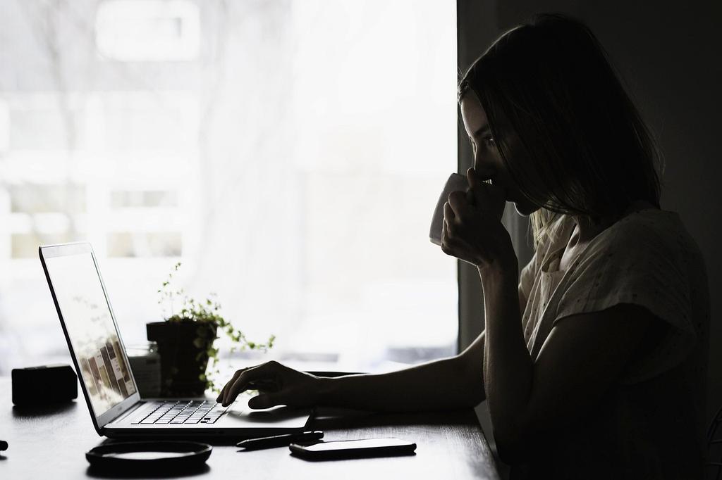 Quantum computing visualization with entangled particles and probability waves